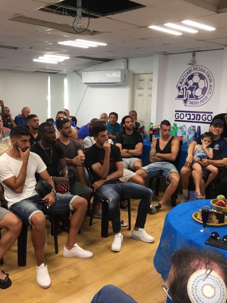 טקס הרמת הכוסית. חשוב המיקום בפסח