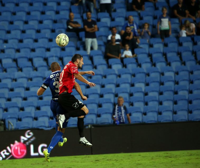 טל מכלוף במלחמה על הכדור (צילום: אודי ציטיאט)