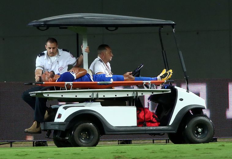 רמזי ספורי מפונה מהמגרש (אודי ציטיאט)