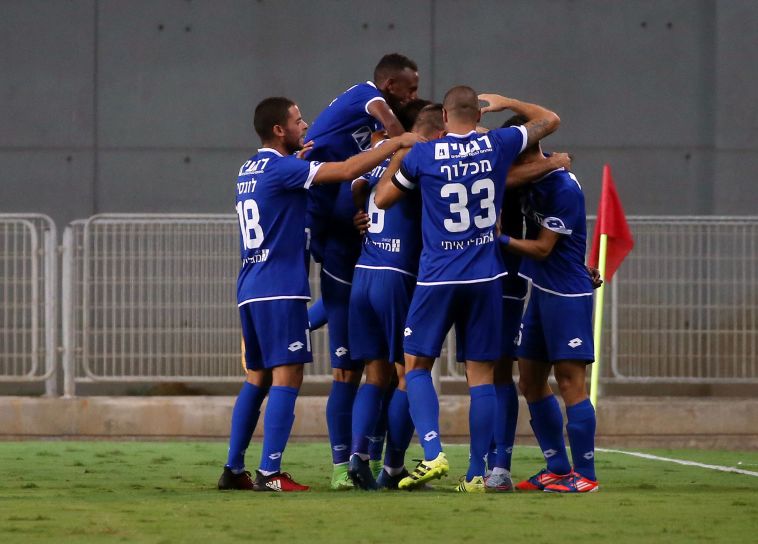 שחקני אשקלון חוגגים את היתרון הכפול (אודי ציטיאט)