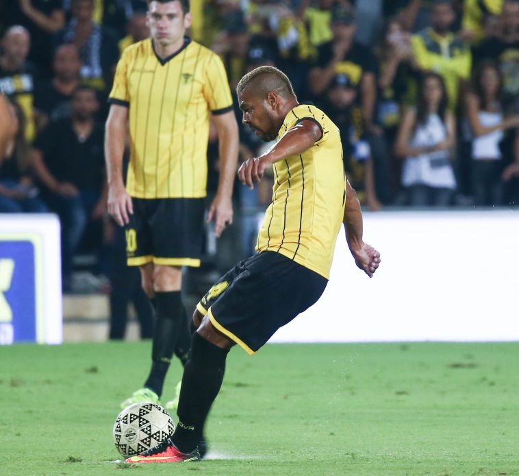 קלאודמיר בועט את הראשון של בית