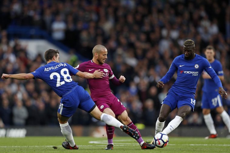 דויד סילבה בסבך של שחקנים כחולים (AFP)