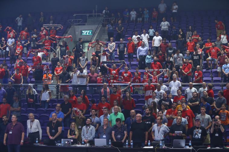 אוהדי הפועל תל אביב. לא הגיעו הרבה (לירון מולדובן)