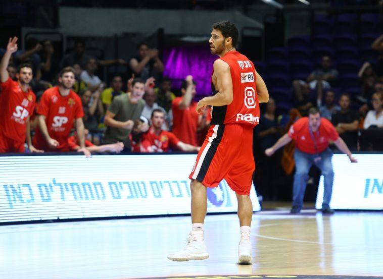 למה הוא מככב בתל אביב?