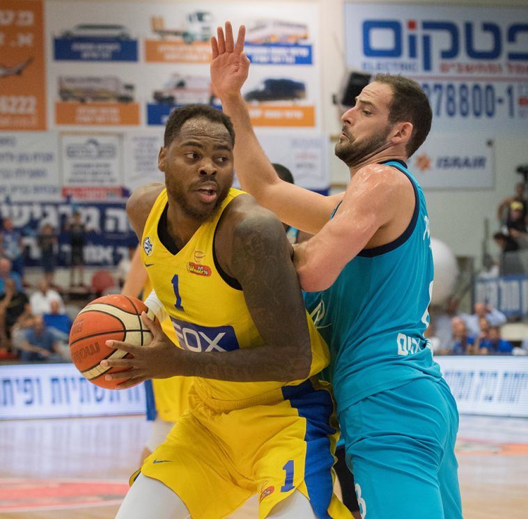 דשון תומאס מול עמית שמחון (מכבי ת"א, האתר הרשמי) דשון תומאס מול עמית שמחון (מכבי ת"א, האתר הרשמי)