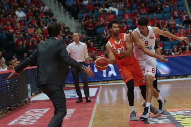 אליהו נגד קרופורד. ניצחון ביתי ראשון