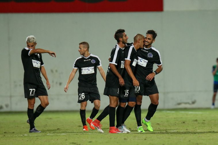 נשר חוגגת על הפועל תל אביב