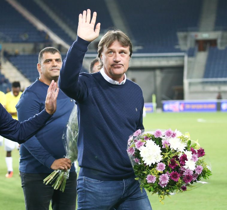 סלובודאן דראפיץ' ושי ברדה מקבלים פרחים מהנהלת בית