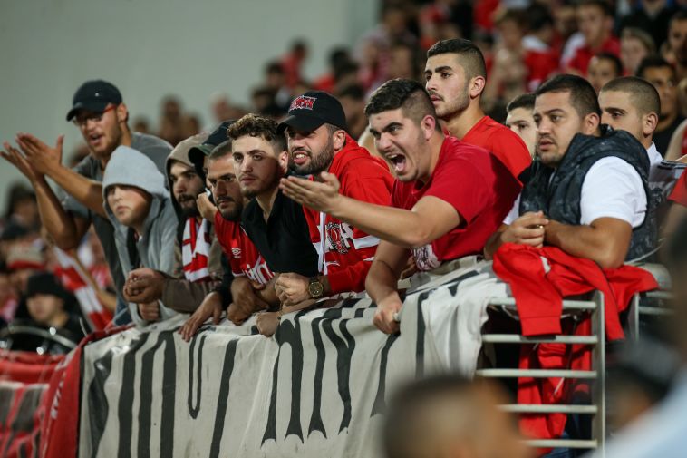 אוהדי הפועל ת"א בעצבים על איוניר (מאור אלקסלסי)