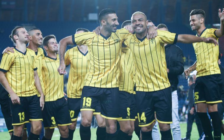 שחקני בית"ר חוגגים. אל להם להסתנוור שחקני בית"ר חוגגים. אל להם להסתנוור
