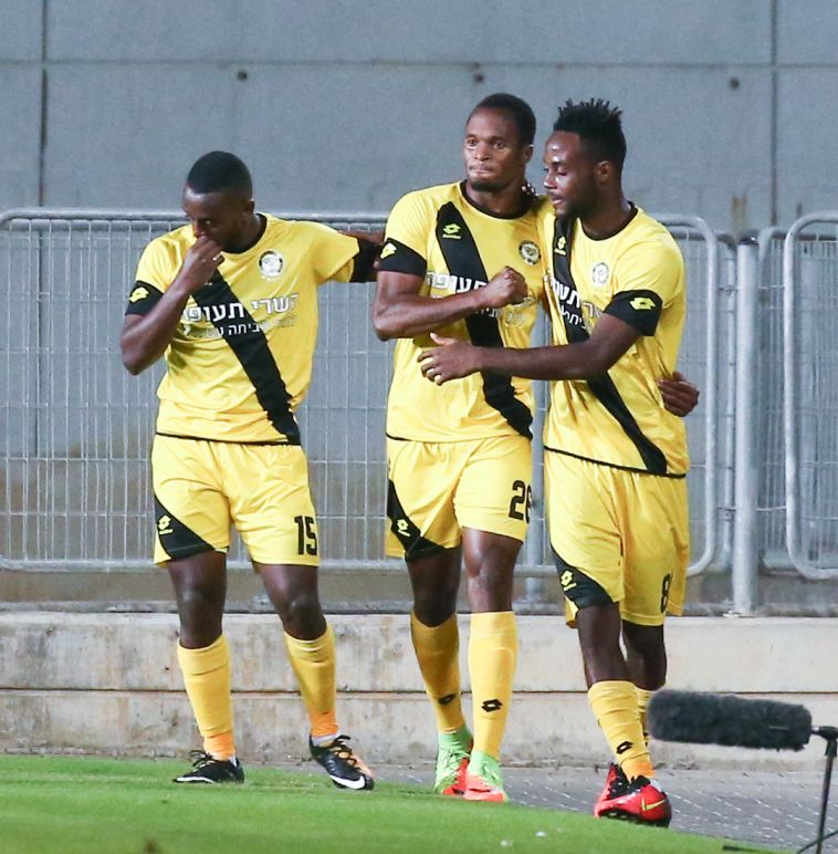 קייטה והחברים חוגגים את היתרון (דני מרון)