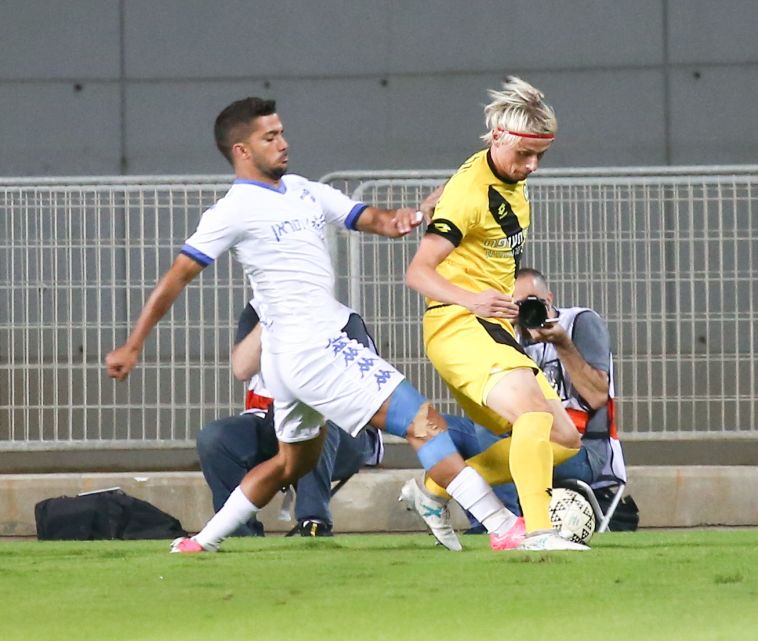 גוזלן והויבך. הבלם מנע מהחלוץ גול בטוח (דני מרון)