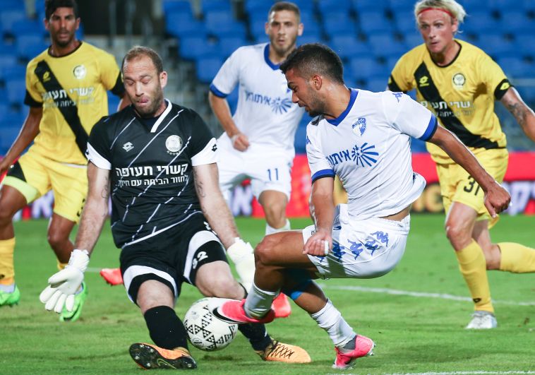 גוזלן מול עמוס. החלוץ הכניע את השוער אבל לא את הויבך (דני מרון)