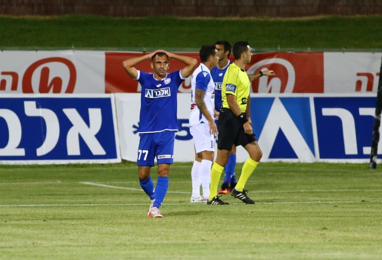 שון מלכה תופס את הראש בצדק (לירון מולדובן)