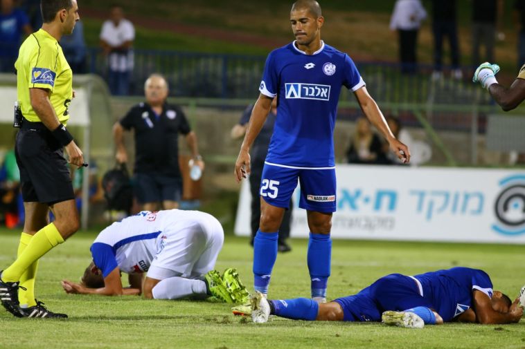 בריק וראלי על כר הדשא לאחר התנגשות הראשים (לירון מולדובן)