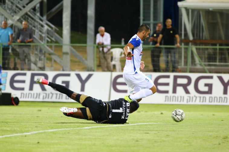 ארבייטמן עוקף את איינוגבה רגע לפני הגול (לירון מולדובן)