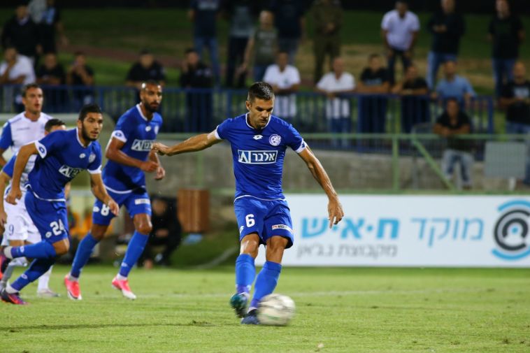 מירקו אורמוש בדרך לביצוע הפנדל (לירון מולדובן)