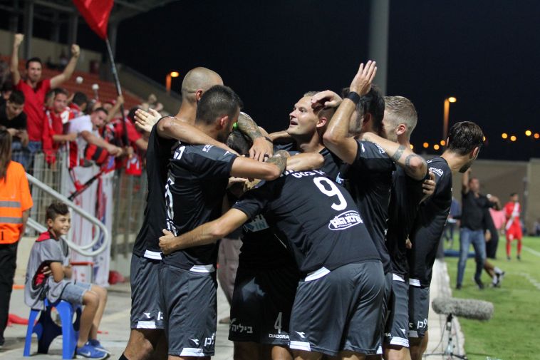 שחקני הפועל חיפה בטירוף לאחר שריקת הסיום 
