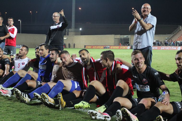 שחקני הפועל חיפה חוגגים עם האוהדים