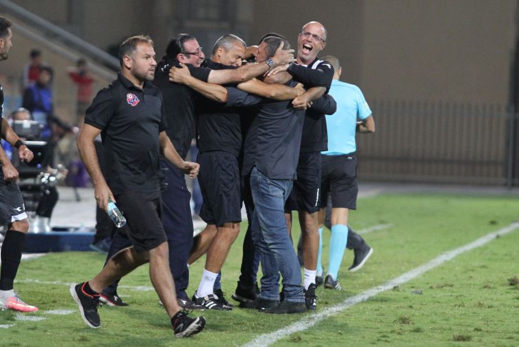 גם הצוות המקצועי האדום השתולל לאחר הניצחון