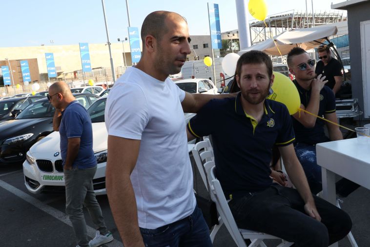 חטף מהאוהדים. ייני חטף מהאוהדים. ייני