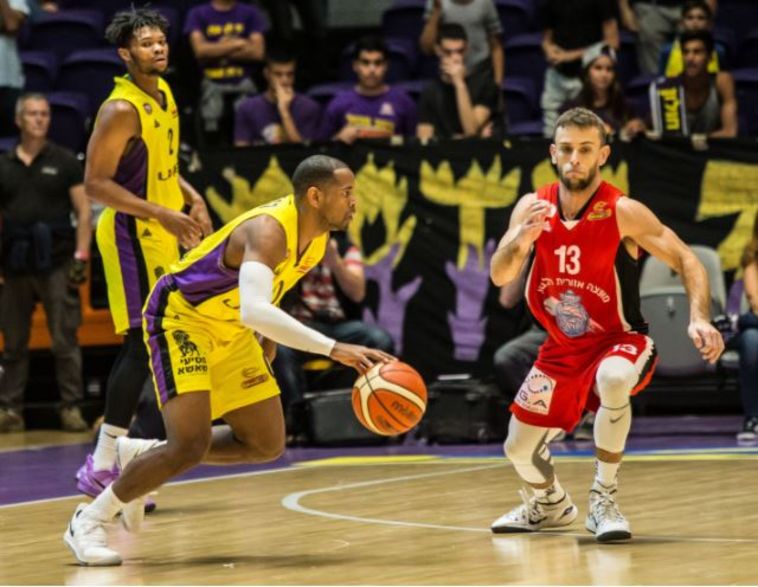 סקוורר מול וולדן. הרכז נפצע זמן קצר לאחר מכן (מנהלת הליגה)