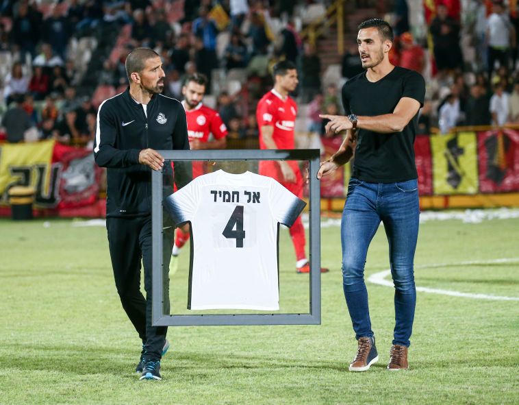 אלחמיד מקבל את החולצה מאוחיון (דני מרון)
