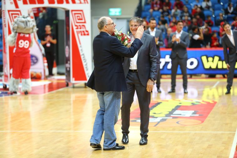 בראד גרינברג זוכה לכבוד לפני המשחק