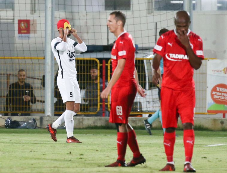 מאוריסיו חוגג עם המסכה את היתרון (דני מרון)