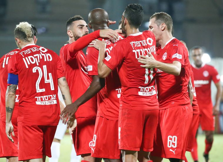 שחקני באר שבע חוגגים את השער השלישי (דני מרון)