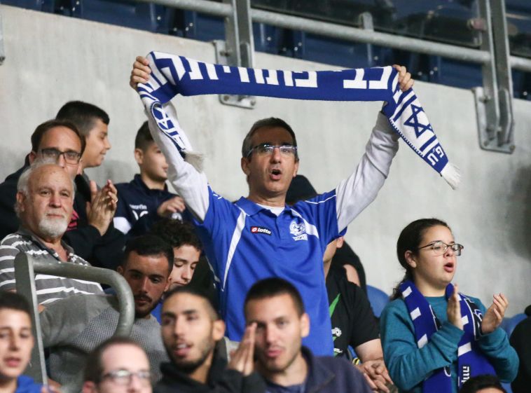 גם אוהדי פ"ת מפגינים נוכחות (דני מרון)