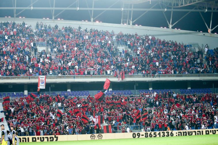 אוהדי הפועל חיפה מפגינים נוכחות בנתניה (דני מרון)