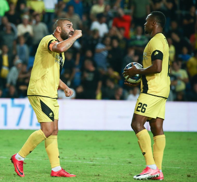 ערן לוי בא בטענות לקייטה לפני הפנדל (דני מרון)