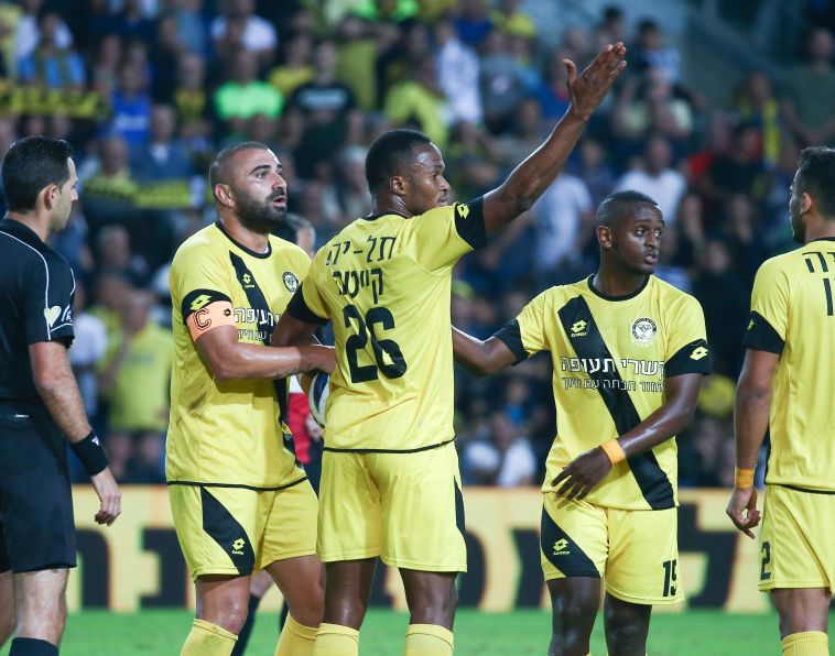 קייטה עצבני על הספסל (דני מרון)