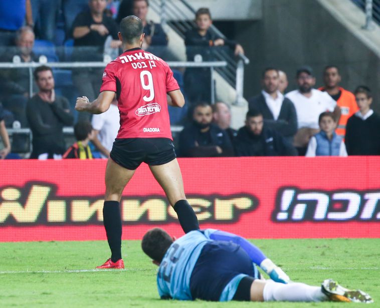 בן בסט רץ בטענות אל הקוון, אלקסלסי 