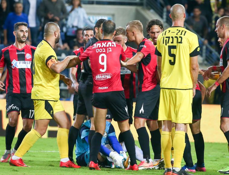 ערן לוי מרגיע את בן בסט בכל המהומה (דני מרון)