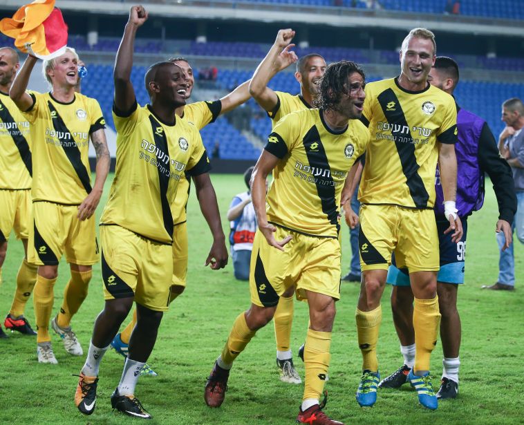 שחקני מכבי נתניה חוגגים. 