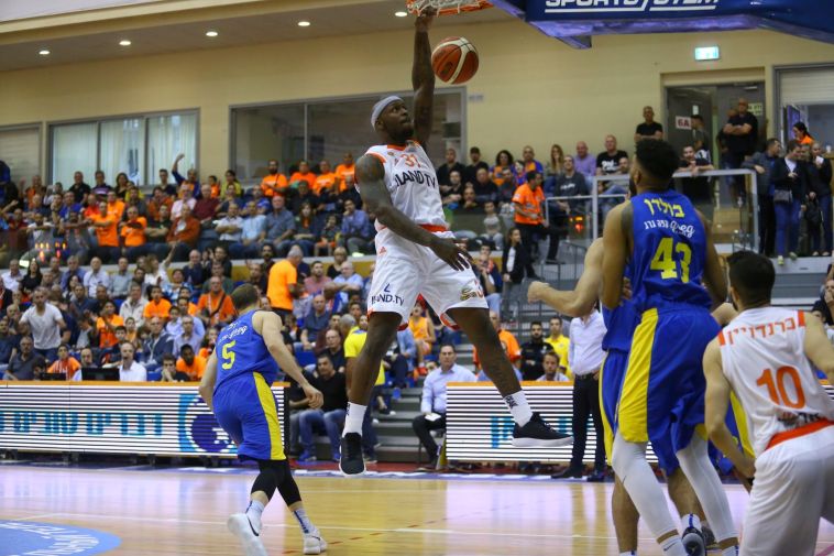 מרפי הולוואי. קשה לקחת ריבאונד מול מכבי ת