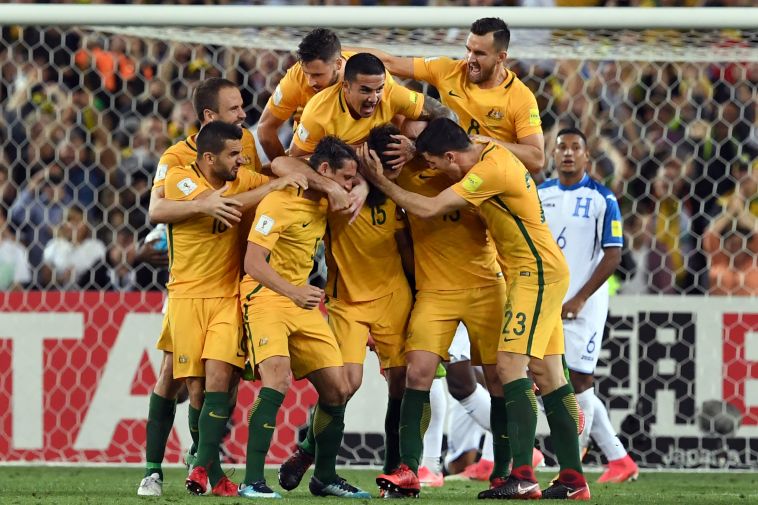 שחקני נבחרת אוסטרליה חוגגים. מביאים עורף קשה למונדיאל (AFP)