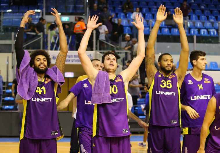 שחקני הפועל חולון