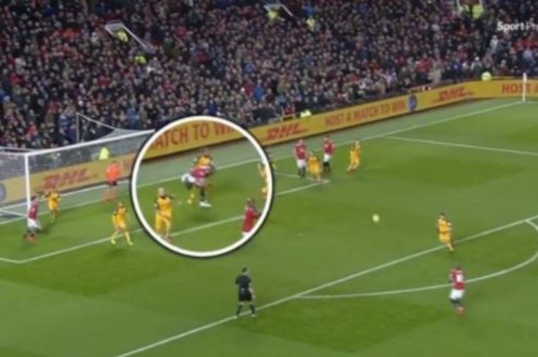 רומלו לוקאקו בועט בשחקן ברייטון (צילום מסך)