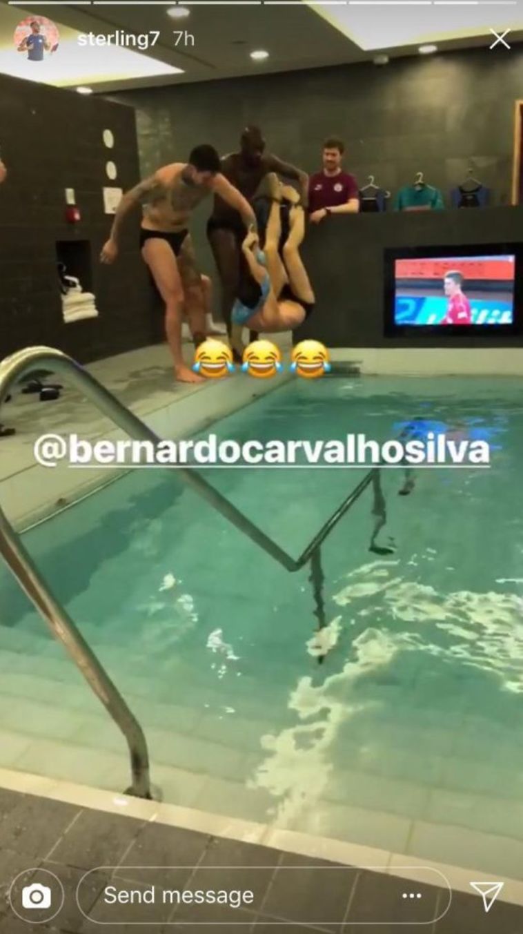 סטרלינג תופס את רגע המעשה (אינסטגרם)