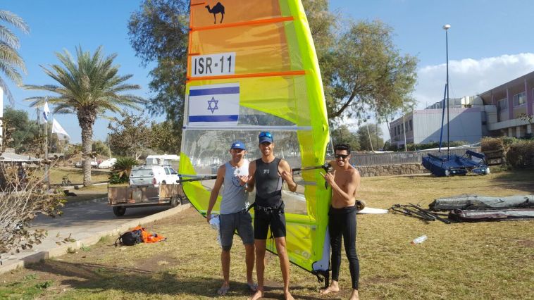 נמרוד משיח ושחר צוברי עם טום אשלי (איגוד השייט)