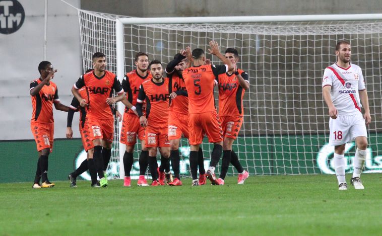 שחקני בני יהודה חוגגים את שער היתרון (עדי אבישי)