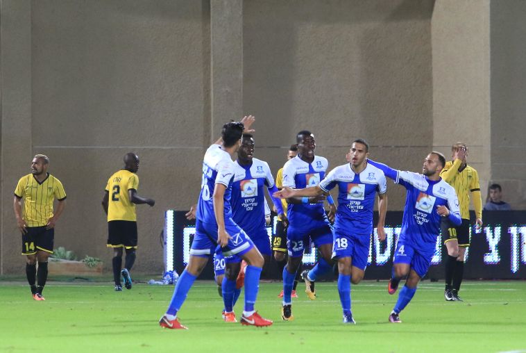 שחקני הפועל עכו חוגגים (ערן לוף)