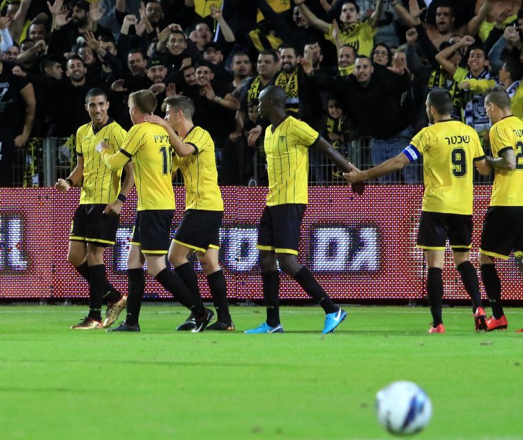 טל כחילה חוגג עם החברים (ערן לוף)