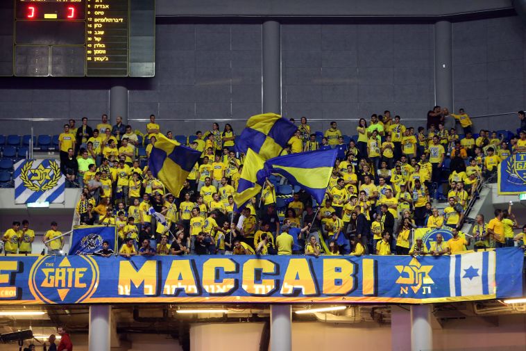 אוהדי מכבי תל אביב מפגינים נוכחות בארנה (אודי ציטיאט)