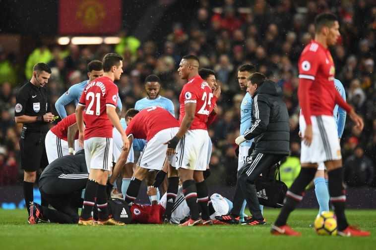 הצוות הרפואי של יונייטד מטפל ברוחו (gettyimages)