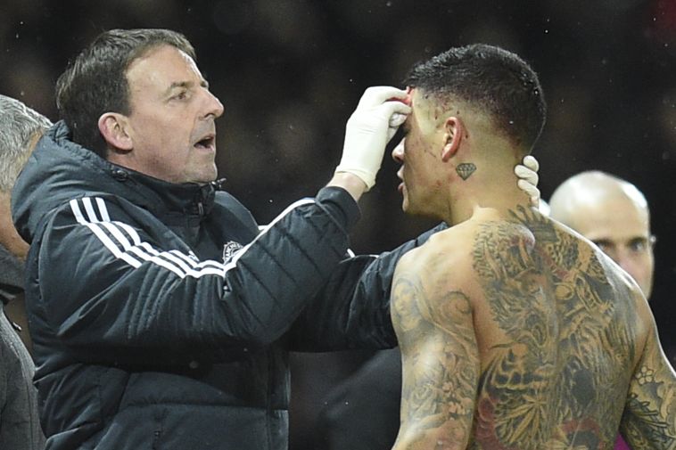 רוחו מקבל טיפול נוסף מהרופא של יונייטד (AFP)