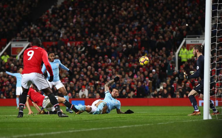ניקולאס אוטמנדי. שולח בעיטה בשכיבה (gettyimages)